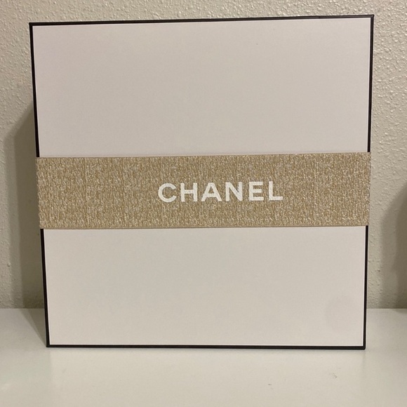 Chanel Gift Bag with Gift Box - Picture 16 of 16
